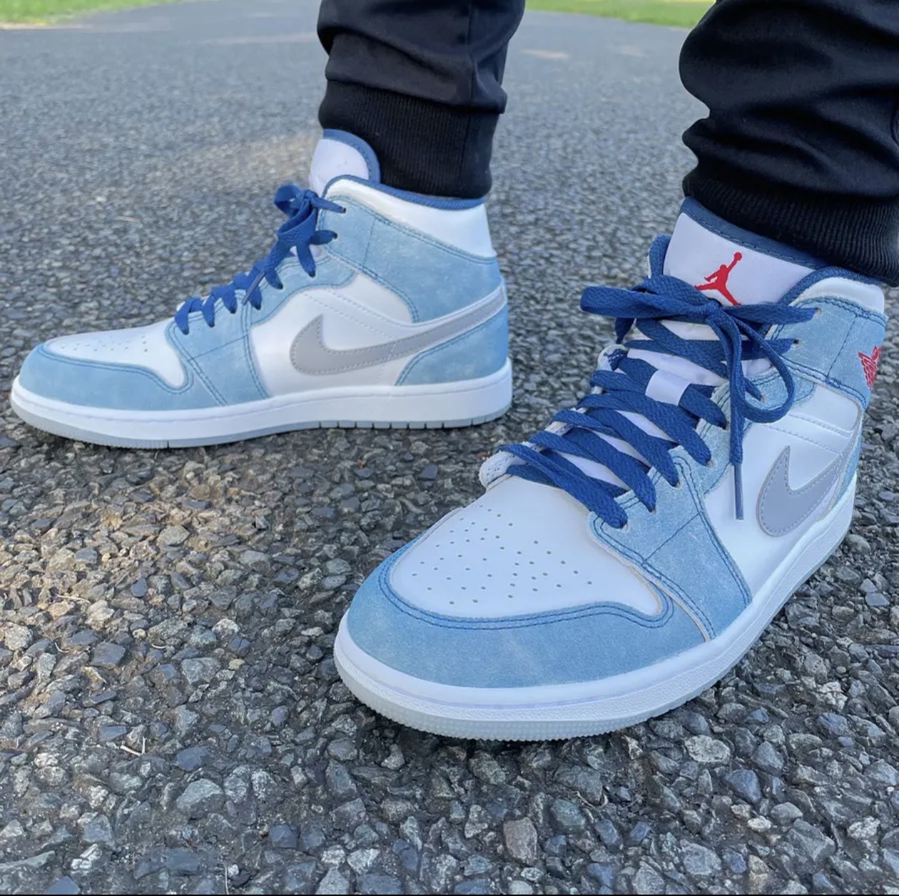 【2026最新】そのジョガーパンツ大丈夫？「部屋着」と「街着」を分ける決定的な違い